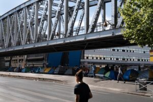 Bajo 40ºC: la ola de calor golpea a las personas migrantes sin hogar en París